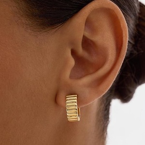 Boucles d'oreilles créoles épaisses en alliage plaqué or 14 carats PAVOI - Bijoux bohèmes chics pour femmes, or jaune sans pierres précieuses, cadeau - Product Image 3