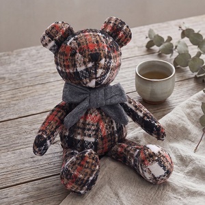 Ours en peluche vintage de style britannique en tweed, classique à carreaux, en laine, avec nœud papillon, pour la décoration de la maison et comme cadeau de Noël - Product Image 3