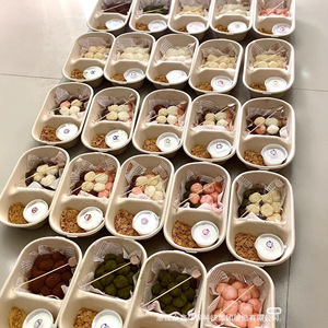 กล่องเบนโตะกระดาษแบบใช้แล้วทิ้ง 850 มล. ฝาใส ช่องใส่ของสองช่อง บรรจุภัณฑ์โมจิ พร้อมถ้วยซอส - Product Image 2