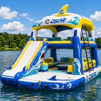 Radeau gonflable coloré à motif vague avec décalcomanie requin, barge de fête à 2 niveaux avec logo pour le plaisir en eau libre
