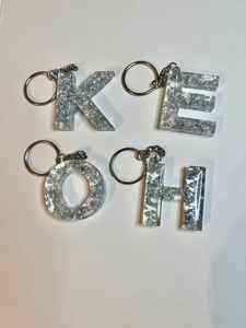 Llavero de resina hecho a mano con detalles artísticos elegantes, accesorio ligero y resistente, perfecto para llaves y mochilas. - Product Image 4