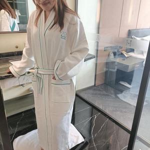 Peignoirs de luxe en coton gaufré long avec logo personnalisé, col kimono avec passepoil pour salle de bain spa et hôtel - Product Image 6