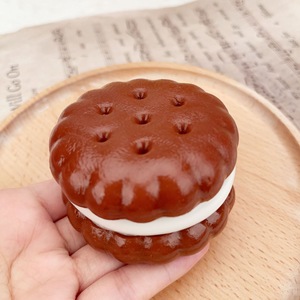Jouet Squishy Anti-Stress en Forme de Biscuit Sandwich au Chocolat de Simulation en Gros pour Cadeau Promotionnel - Product Image 2