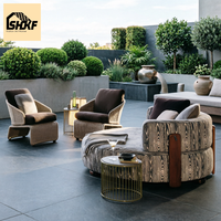 Ensemble de canapés modulaires incurvés modernes, fauteuil lounge en rotin tressé, table basse, tissu bouclé, accents en bois, pour villa, jardin, patio