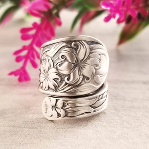 Anello da Donna Regolabile con Foglie e Fiori in Stile Vintage Scuro, Decorativo e alla Moda - Product Image 2