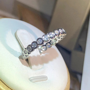 Anello Minimalista Rotondo alla Moda, Design Elegante e Semplice, Accessorio Impilabile per Uso Quotidiano da Donna, Stile Moderno - Product Image 1