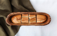 Panier à pain artisanal en bois d'olivier rustique ArtisRaw, sculpté à la main, touche naturelle, objet d'art fait main, support à pain de collection