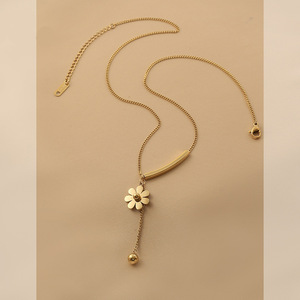 Collar con Colgante de Flor Margarita Pequeña |   Cadena de Clavícula con Borlas de Acero Inoxidable con Revestimiento PVD, Resistente a la Decoloración, para Mujeres y Niñas - Product Image 5