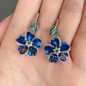 Orecchini pendenti a forma di fiore blu placcati in argento con zirconi per donna, gioielli da festa, stile romantico, orecchini alla moda in lega. - Product Image 4