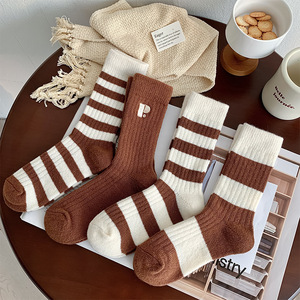 Vente en gros de <span class=keywords><strong>chaussettes</strong></span> en <span class=keywords><strong>laine</strong></span> pour hommes, tendance, multi-designs, personnalisées, épaisses et chaudes pour l'hiver, style nordique, de haute qualité - Product Image 4