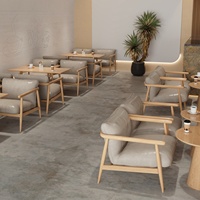 Ensemble de canapé, chaise et table en bois massif pour réception et négociation d'hôtel, style nordique de luxe, idéal pour les maisons d'hôtes et les salons de café-thé.