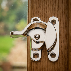 Loquet de porte moderne en laiton durable et alliage de zinc, installation par vis, conception robuste pour usage intérieur - Product Image 4