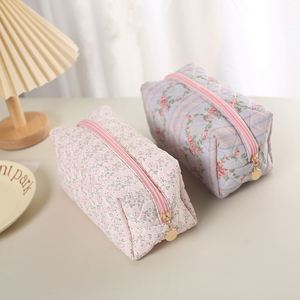 Bolsa de Cosméticos Ecológica con Cierre, Acolchada, con Estampado Floral, para Guardar Artículos de Aseo y Maquillaje, Personalizable - Product Image 2