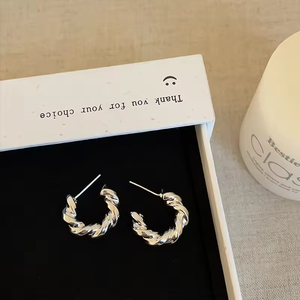 Boucles d'oreilles créoles simples en métal doré couleur argent pour femmes, accessoires quotidiens personnalisés et tendance, bijoux de fête, cadeaux d'anniversaire - Product Image 3