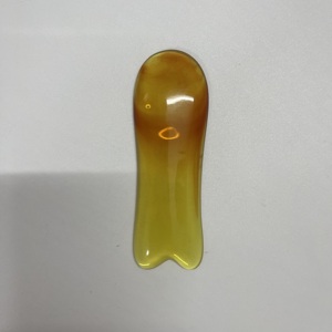 Planche Gua Sha en résine noire obsidienne personnalisée en forme de poisson, à tenir à la main - Product Image 3