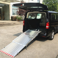 Rampe de fauteuil roulant électrique pliante manuelle en aluminium anti-dérapante pour les handicapés