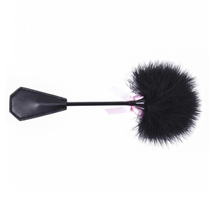 Mini Pluma Estimulante con Azoteador de PU para Juegos Previos para Adultos, BDSM, Bondage, Coqueteo - Product Image 4
