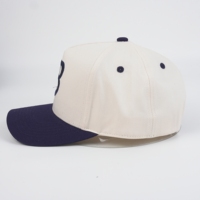 Gorra de Béisbol de Terciopelo de 5 Paneles, Bicolor, Personalizada, Corona Color Blanco Hueso, Visera Azul Marino, Logotipo de la Letra B Bordado en 3D, Unisex