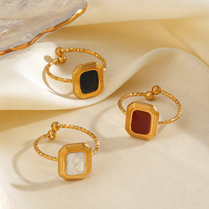 Europese en Amerikaanse mode roestvrijstalen minimalistische geometrische vierkante <span class=keywords><strong>ring</strong></span>, niche-ontwerp, zwart-wit rood geverfd. - Product Image 2