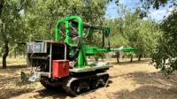 Machine de récolte de fruits autopropulsée à vibrations pour vergers, pour la récolte de noix et d'olives