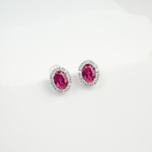 Pendientes de Plata de Ley 925 con Halo, Rubí Ovalado Creado en Laboratorio Color Sangre de Pichón con Detalles de Circonita Cúbica - Product Image 3