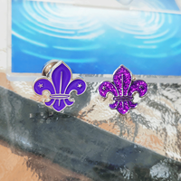 Épinglette en émail pailleté en métal Fleur De Lis avec logo personnalisé en gros pour chapeaux