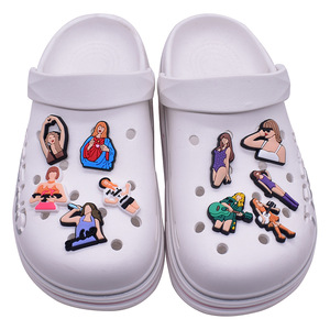 Dijes de PVC suave de moda con diseño de dibujos animados de la cantante estrella <span class=keywords><strong>Taylor</strong></span> <span class=keywords><strong>Swift</strong></span>, para decoración de zapatos, bolsos y zuecos, accesorios para calzado, venta al por mayor - Product Image 2