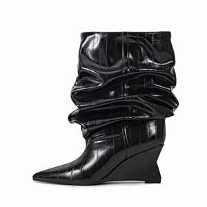 Botas de cuña holgadas de caña ancha para mujer, estilo sexy, con punta puntiaguda, parte superior de PU con textura de anguila - Product Image 1