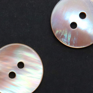 Cao cấp thời trang Vỏ nút tròn 2 lỗ mẹ của Ngọc Trai nút cho phụ nữ quần áo phụ kiện tùy chỉnh nút áo sơ mi trắng - Product Image 1