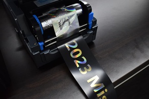 Cinta de Resina Holográfica Dorada Metálica Personalizada con Impresión Láser de Logotipo, 40MM, Lámina de Transferencia Térmica para Cintas de Graduación - Product Image 3
