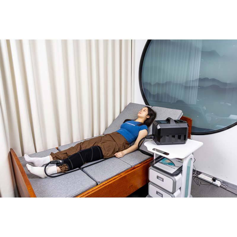 Black machine+knee cuff