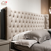 Lit king-size en cuir capitonné italien avec tables de chevet assorties |   Ensemble de meubles de chambre à coucher de luxe pour villa
