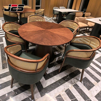 Ensemble de meubles de restaurant commercial personnalisés J2S, tables en bois et chaises en rotin rembourrées pour les projets de conception hôtelière