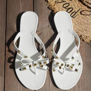 Nouvelles sandales en gelée tendance, modèles personnalisés avec logo, mignonnes, pour femmes, avec rivets <span class=keywords><strong>et</strong></span> nœuds, tongs plates, sandales de plage plates pour femmes - Product Image 4