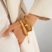 H2 E0013 Ensemble de bracelets classiques pour femme en acier inoxydable plaqué or 18 carats avec fermoir à motif scriptural et croix torsadée, pour tenues de soirée
