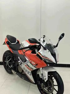 Motocicleta Deportiva QJ Motor SRK 400 de 400cc, Bicilíndrica en Paralelo, Refrigeración Líquida, DOHC, 8 Válvulas, 6 Canales Dobles, ABS, Horquilla Invertida, Carenado Completo - Product Image 4