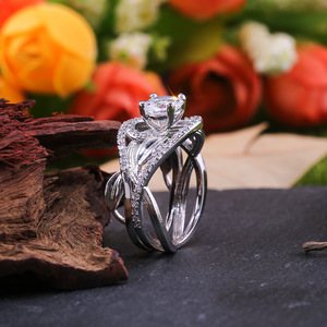 Anello da Donna in Rame con Foglie Intrecciate e Zirconi Incastonati, Gioiello da Mano per Uso Quotidiano - Product Image 4