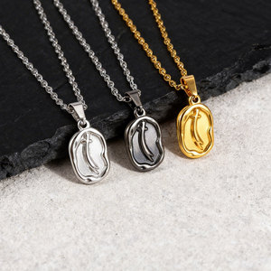 Collana Impermeabile da Uomo, Gioielli <span class=keywords><strong>Maschili</strong></span> in Acciaio Inossidabile Placcato <span class=keywords><strong>Oro</strong></span> 18K PVD, Elegante Ciondolo a Forma di Spada - Product Image 2