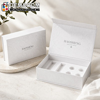 Boîte cadeau luxe en carton rigide noir avec logo personnalisé, fermeture magnétique, pour parfums, cosmétiques et maquillage.