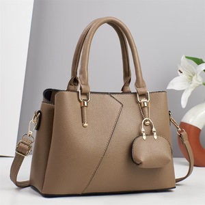 Sac à main élégant pour femme en PU bicolore avec bandoulière amovible et décoration à fermoir - Product Image 4