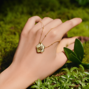 สร้อยข้อมือ Fine Charm  วัสดุสแตนเลสสตีล 316L ชุบทอง PVD พร้อมจี้รูปเต่า ทนทาน เป็นมิตรต่อสิ่งแวดล้อม - Product Image 3