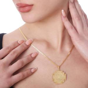 Collana con Ciondolo Mandala in Acciaio Inossidabile Placcato Oro Lucido per Donne e Unisex, Gioiello Alla Moda e Gioioso - Product Image 6