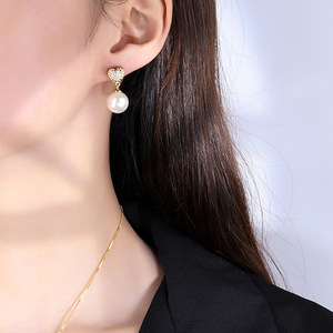 Orecchini a perno con perle a forma di cuore da donna, gioielli vintage eleganti e alla moda - Product Image 2