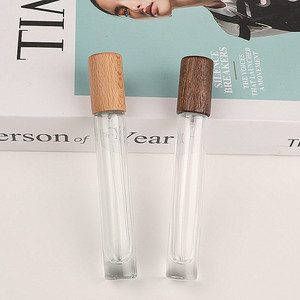 Botella de spray portátil de vidrio de 10 ml, cilíndrica, transparente o esmerilada, con tapa de madera de nogal o haya para dispensar perfume. - Product Image 3