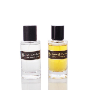 Venta al por Mayor de Fábrica: Botellas de Perfume de Vidrio Transparente con Atomizador, 50 ml, Forma Rectangular, Collar de Plástico Negro, Etiquetas Impresas con Serigrafía - Product Image 1