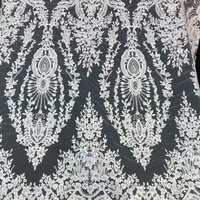 Nouveau design, tissu en dentelle de tulle lourdement perlé, dentelle brodée blanche de haute qualité pour robe de mariée