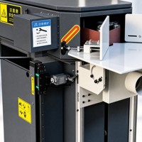 Ponceuse industrielle robuste pour le débavurage et le polissage des coins et des angles de boîtes d'évier en acier inoxydable, finition miroir