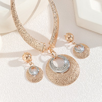 Ensemble Collier et Boucles d'Oreilles Cœur Double Anneau en Alliage de Zinc Doré Incrusté de Strass Blancs, Style Européen et Américain, Vente Chaude