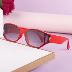 Nuevas gafas de sol curvadas para mujer, montura de PC UV400, ligeras, para conducir, fiestas, estilo al aire libre, HRH-3676 - Product Image 5