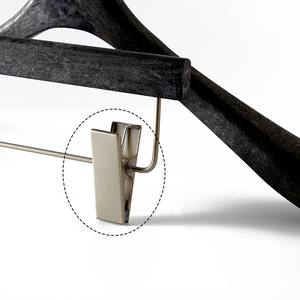 Cintre à vêtements en velours noir fantaisie antidérapant avec logo imprimé - Product Image 5